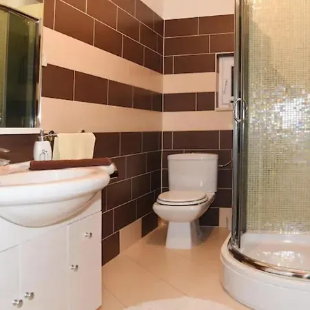 Throne Kambia With Heated Pool