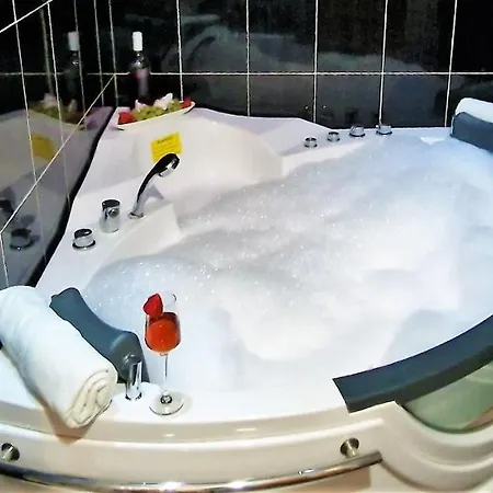 Throne Kambia With Heated Pool فيلة Klis